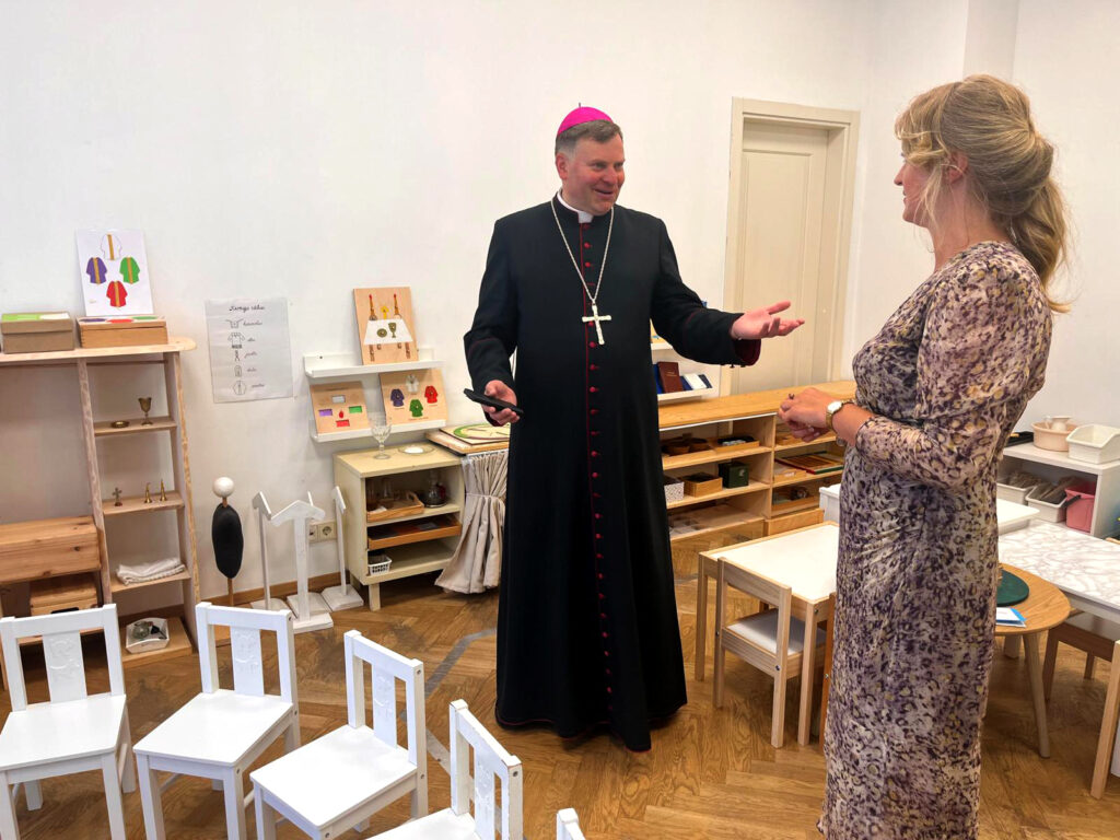 Vyskupas Darius Trijonis aplankė AGORA mokyklą