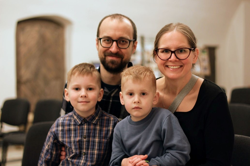 Tarvydų šeima – tėvai su dviem sūnumis, sugrįžę iš Kanados į Lietuvą ir naują pradžią atradę AGORA mokykloje