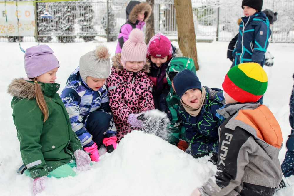 Patirtinis ugdymas lauke žiemą – priešmokyklinukai gamina ledus sniege AGORA mokyklos kieme