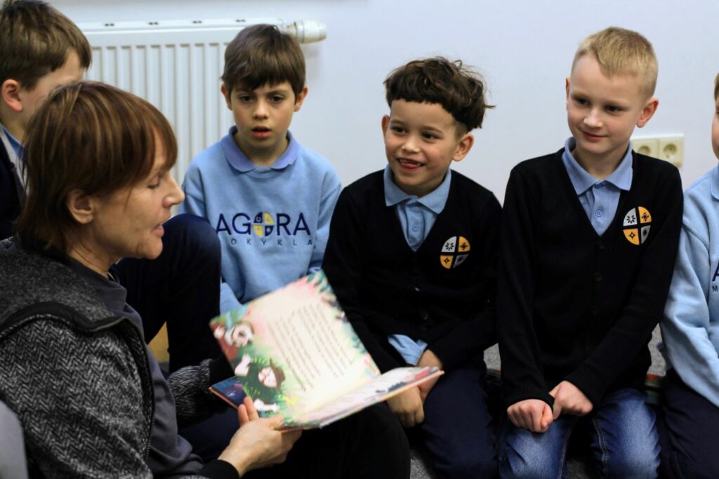 Vaikai džūgiai dalyvauja edukacijoje su autore Audra Baranauskaite