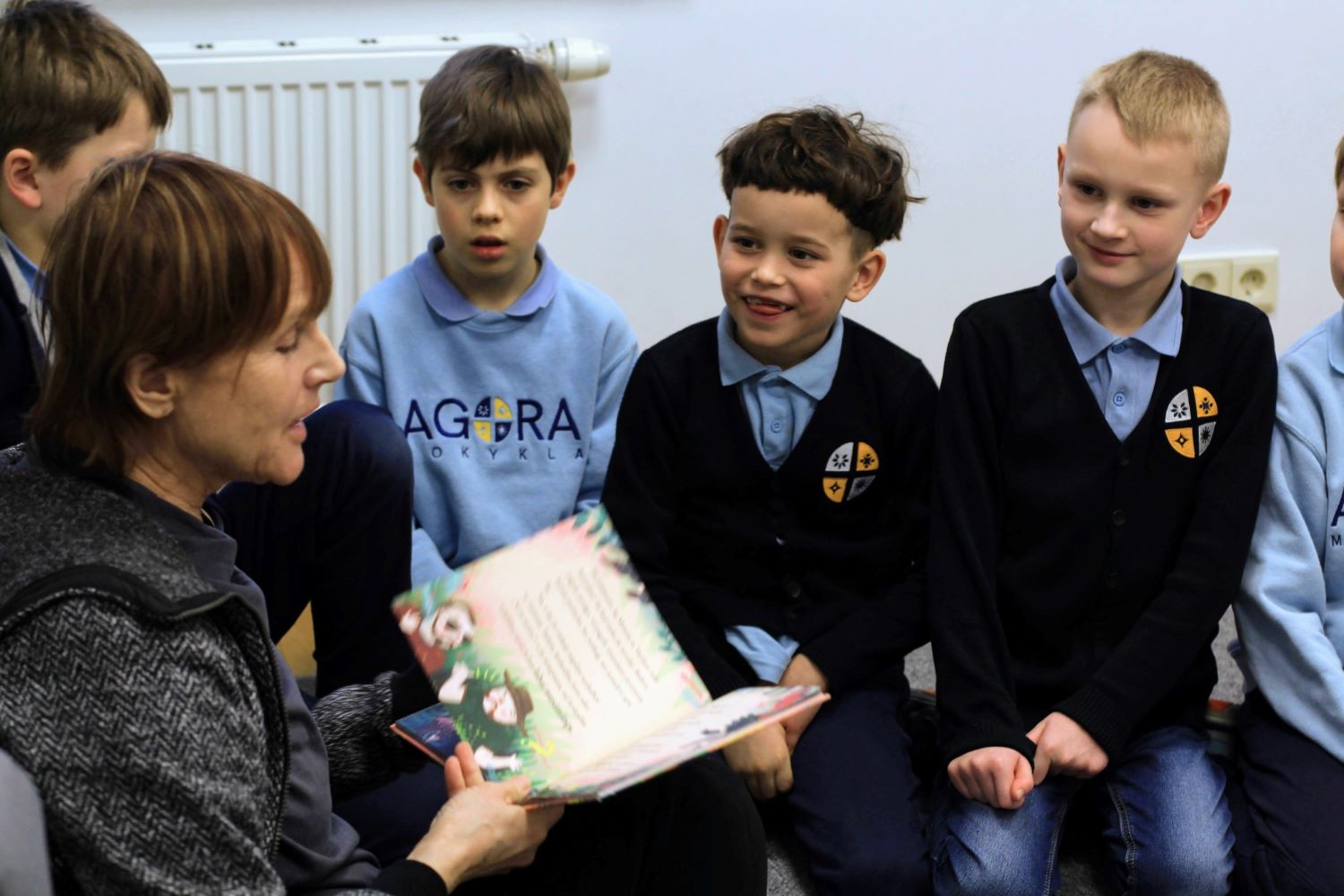 Vaikai džūgiai dalyvauja edukacijoje su autore Audra Baranauskaite