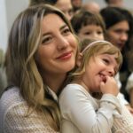 Agora mokyklos šventės akimirka. Mama Ieva su dukryte.